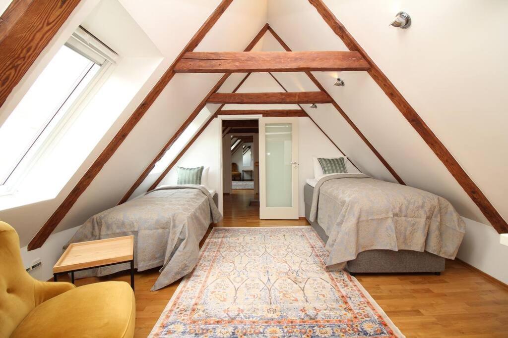 2 Bedroom & 2 Bathroom Luxury With Balcony In Old Town Íbúð *